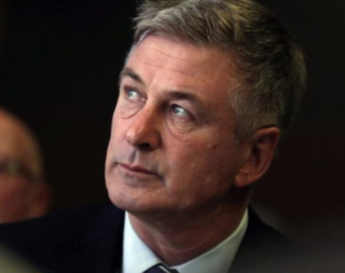 Investigaciones podrían revelar que Alec Baldwin es inocente por homicidio culposo