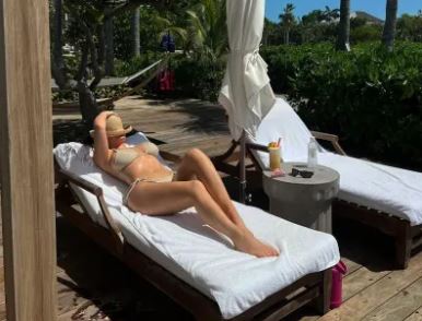 Kylie Jenner sobre una tumbona luciendo su figura