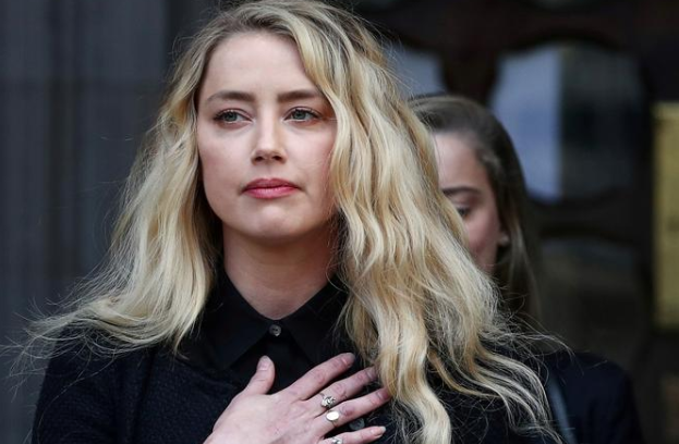 Filtran foto de beso de Amber Heard a Cara Delevingne cuando vivía con Johnny Depp