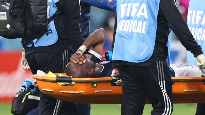 Enner Valencia salió en camilla y preocupa a Ecuador