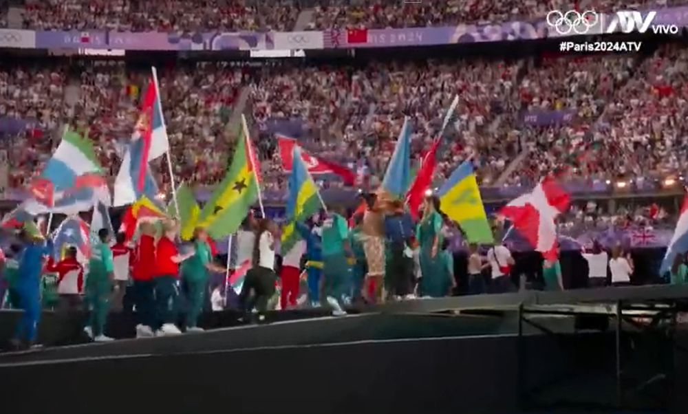 Ondea la bandera de Perú en la clausura