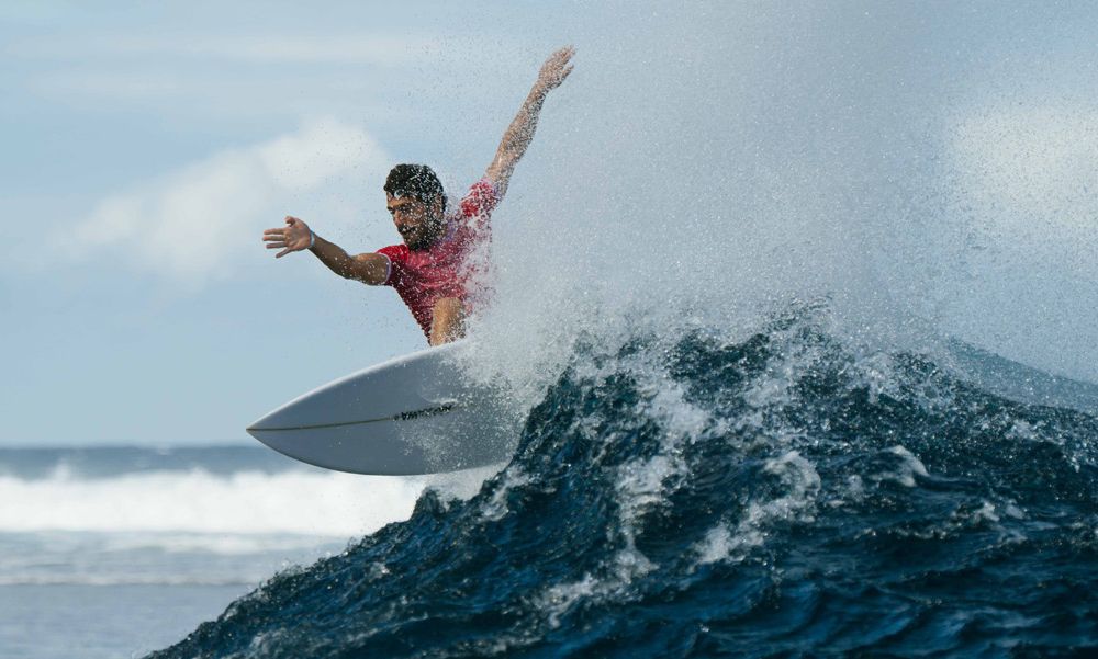 Alonso Correa batiéndose como un guerrero en Teahupo'o