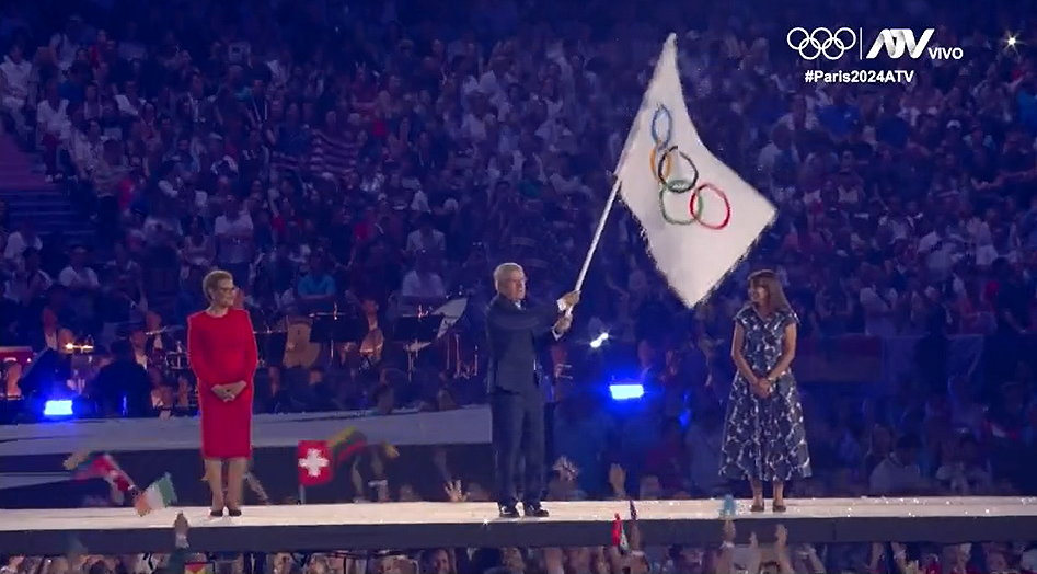 Presidente de Paris 2024 entrega la bandera