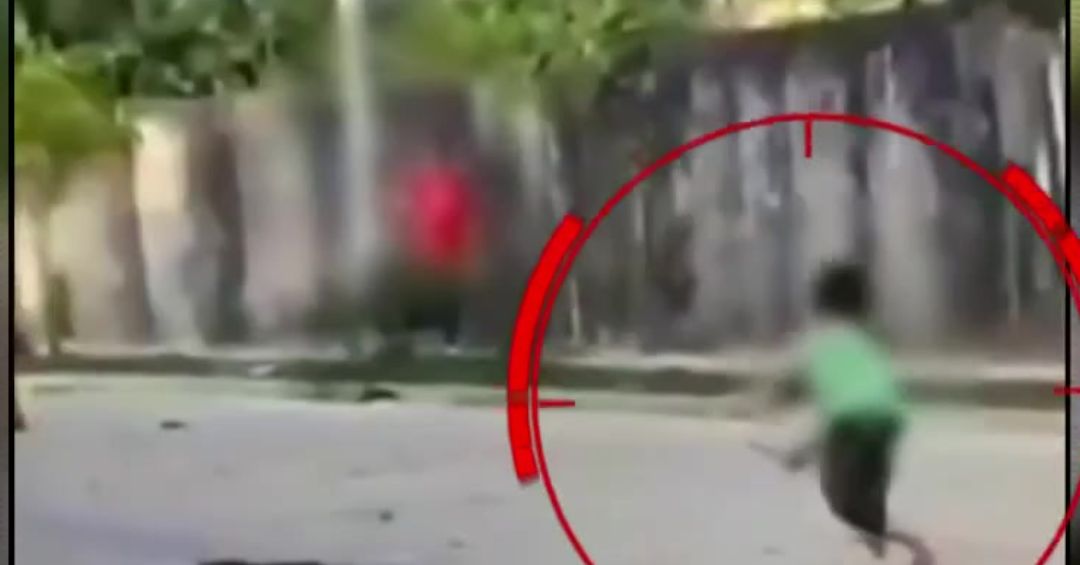 Alarma en Iquitos por niño imitando a barristas con machete en mano