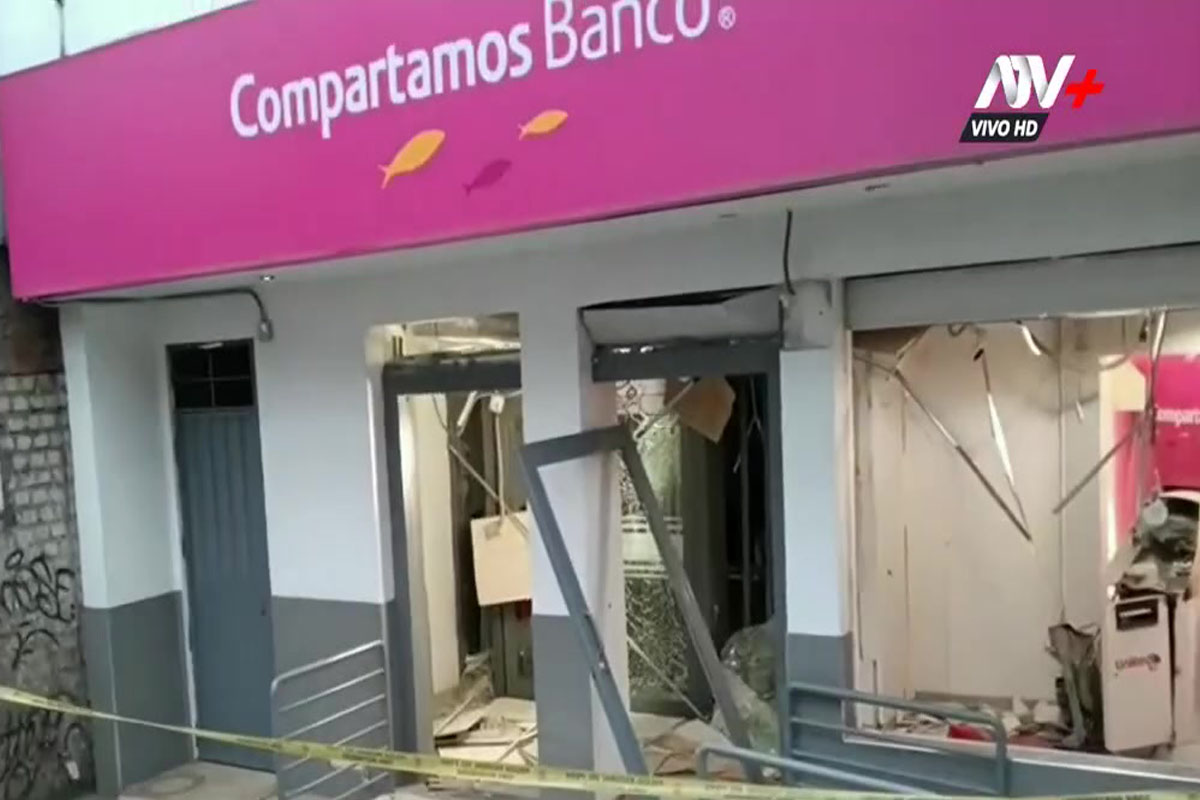Extorsionadores vuelan cajero de financiera con ayuda de balones de gas