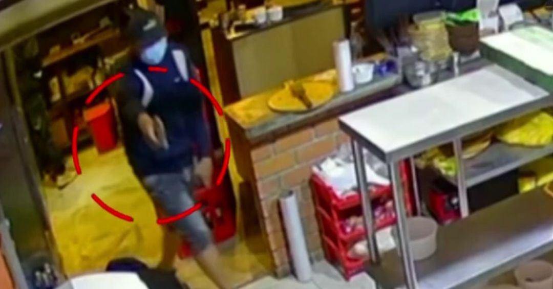 VES: delincuentes golpean a trabajadores en violento asalto a pizzería