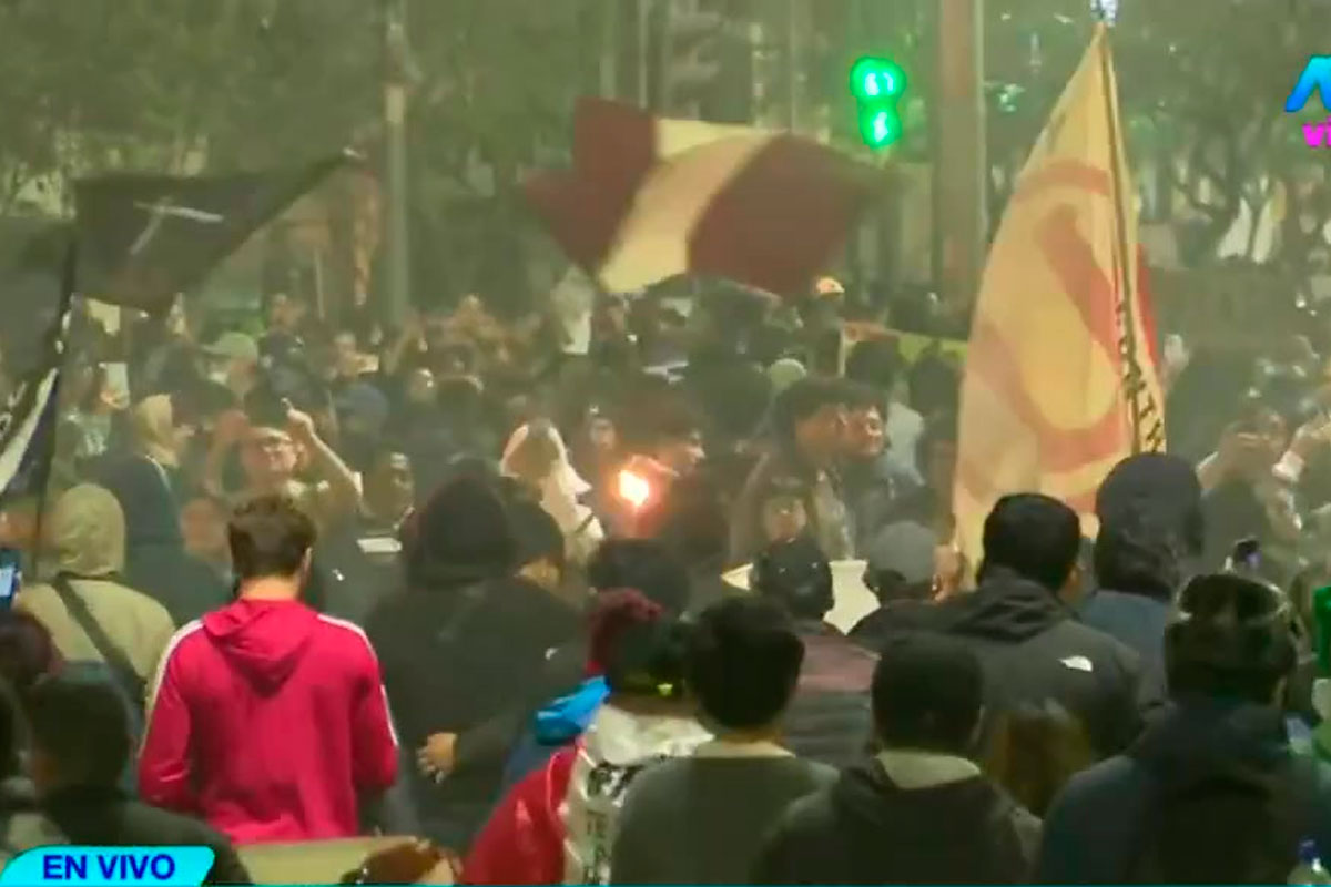 Barristas de Universitario participan en la manifestación cerca a la avenida Abancay