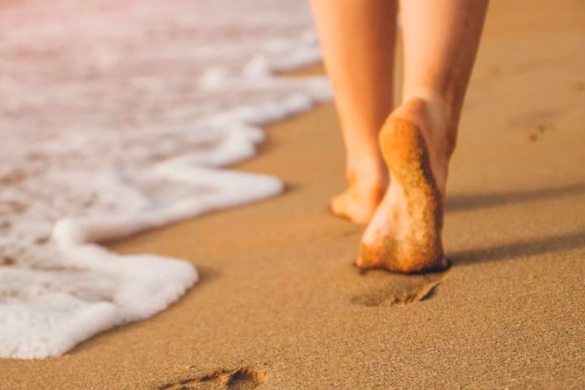 Turista disfrutaba de caminata en playa de Ibiza y realiza macabro hallazgo