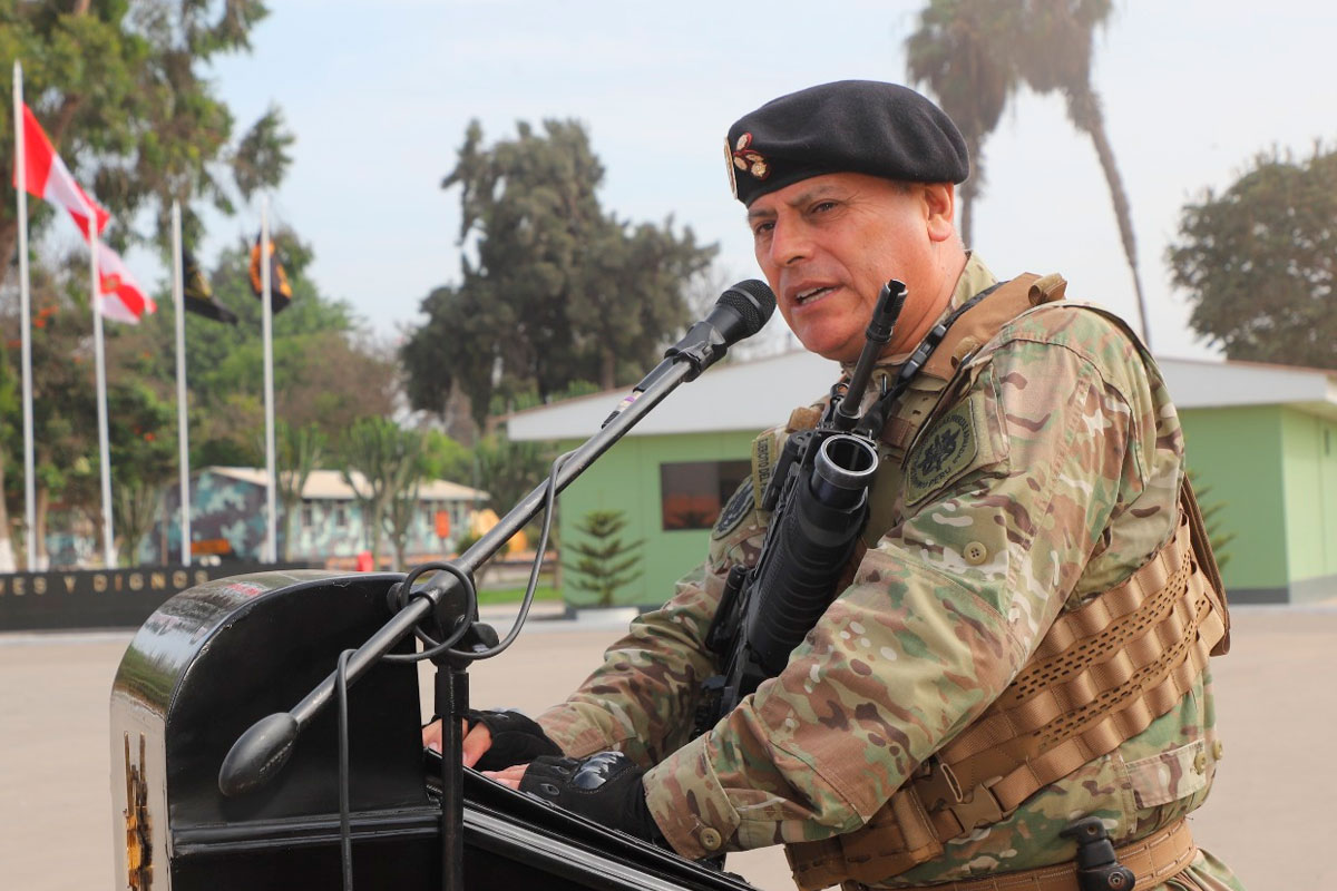 Jefe del Comando Conjunto de las Fuerzas Armadas llega a Palacio de Gobierno
