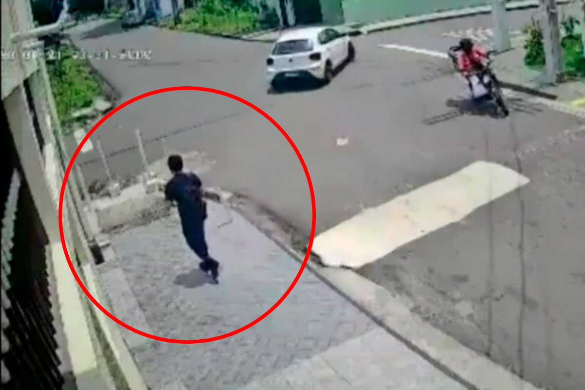 Joven caminaba despreocupado pero termina siendo ‘tragado’ por la tierra