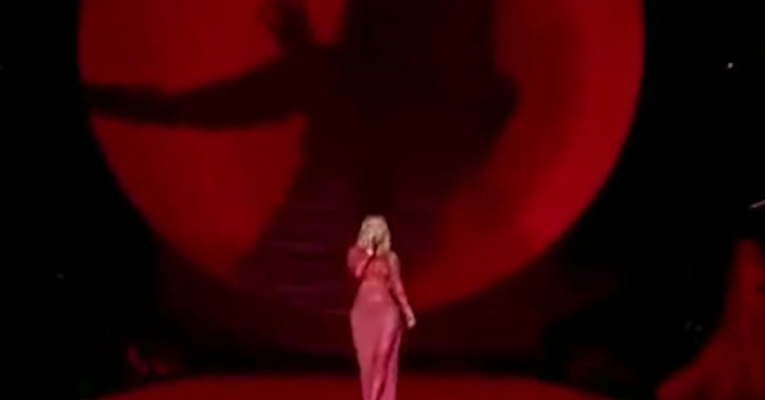 Karol G enciende la pasarela de Victoria’s Secret con su traje rojo y ritmo colombiano
