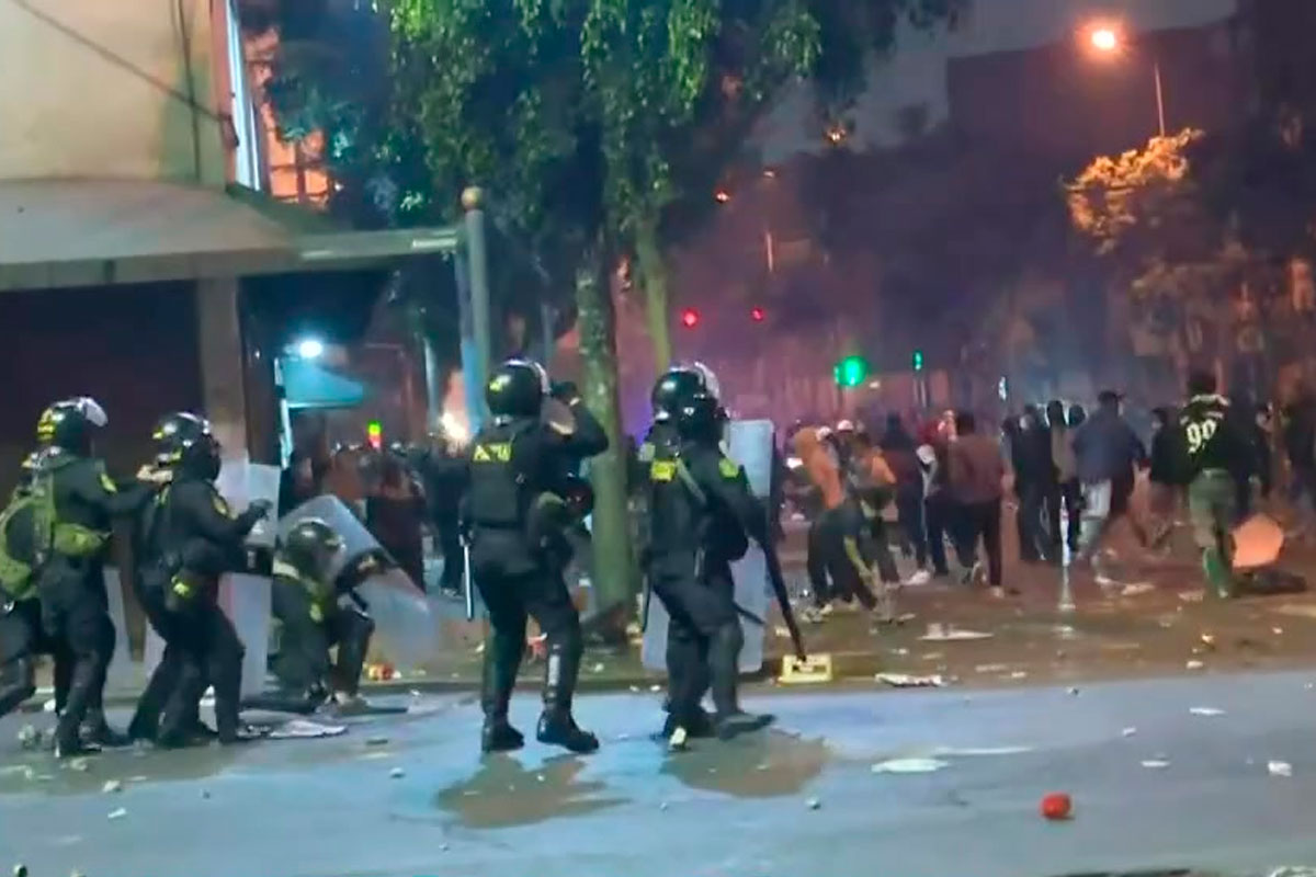 Imágenes muestran el nivel de violencia que ha dejado policías y manifestantes heridos en la marcha