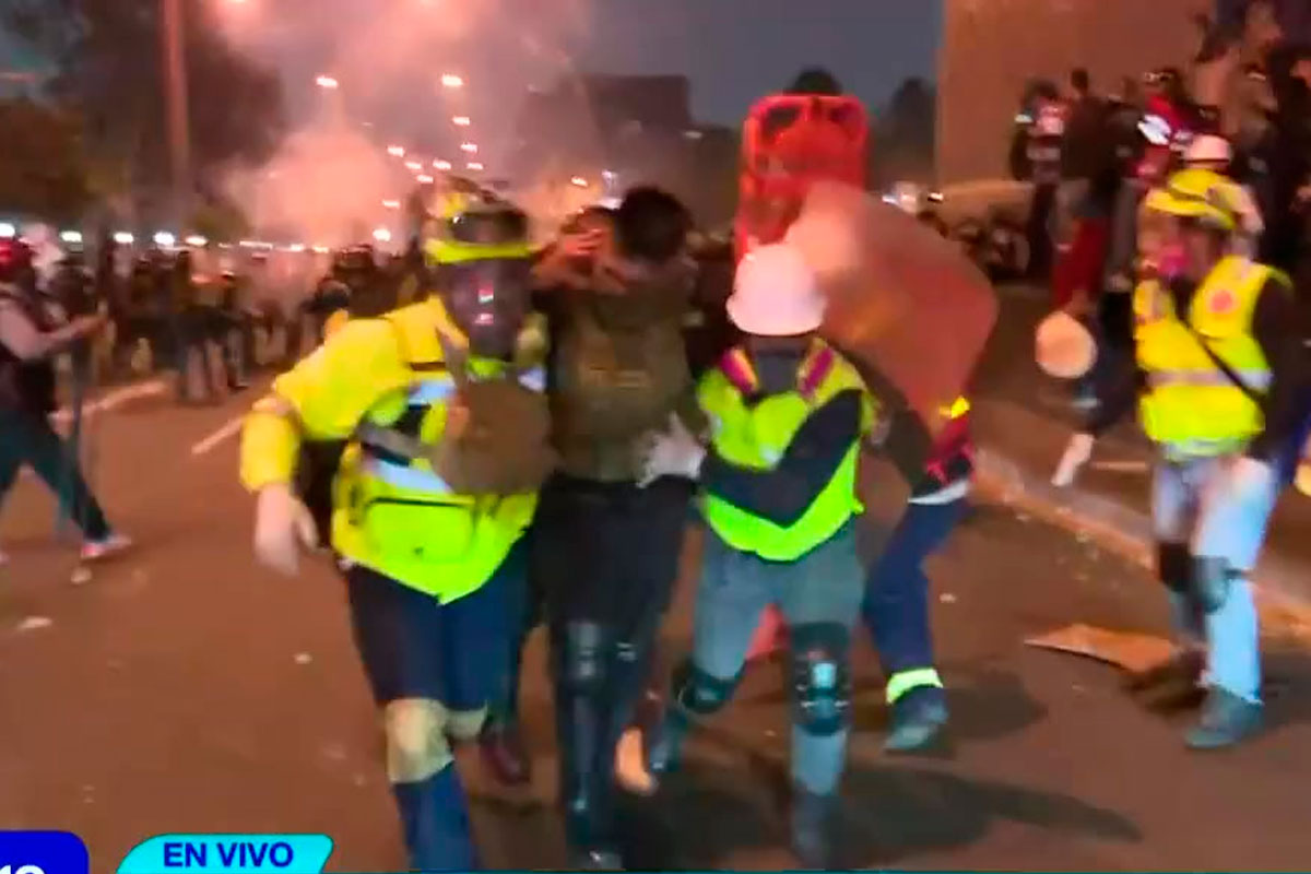 Varios policías son heridos al cortar avance de manifestantes frente al Parque Universitario