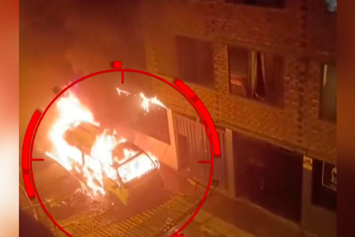 Santa Anita: Extorsionadores prenden fuego a combi en plena vía pública