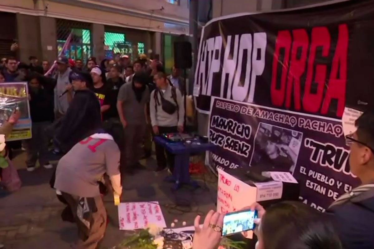 Realizan vigilia en la plaza Francia por la muerte de Eduardo Ruiz durante la marcha