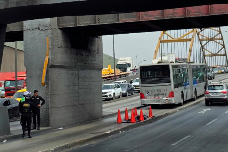 Mujer muere al caer de puente peatonal y ser arrollada por bus del Metropolitano - ATV