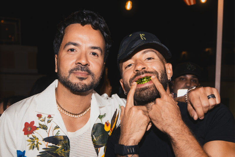 Luis Fonsi y Feid desatan la euforia del público en la calle al revelar su primera colaboración juntos - ATV