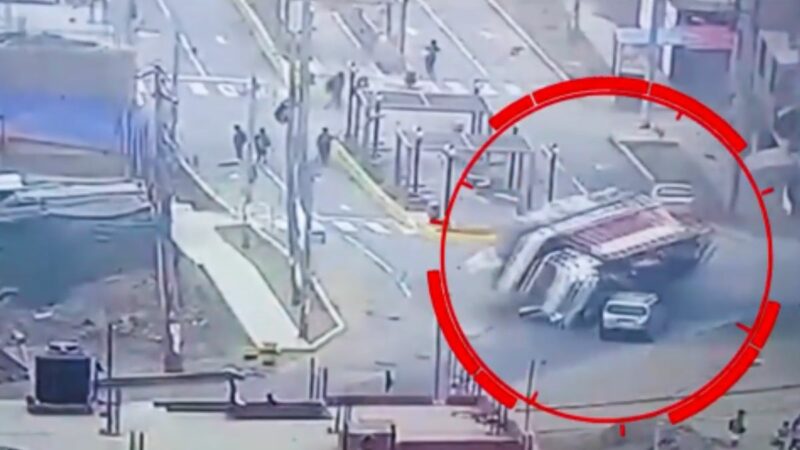 Camión blanco volcado con llantas hacia arriba en la Curva del Diablo de Jicamarca