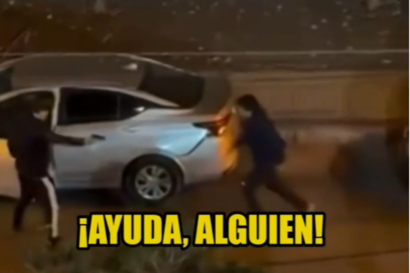 Comerciante forcejeando con delincuentes armados en la vía pública durante el asalto por figuritas del Mundial