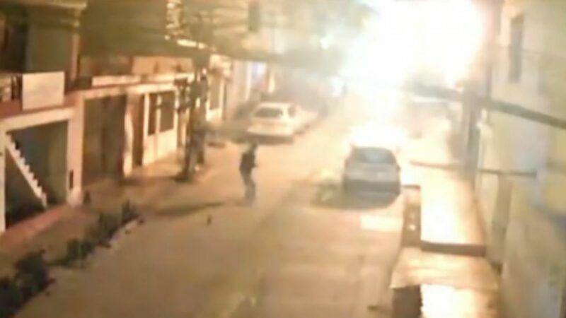 Bomba molotov lanzada contra distribuidora de gas en Independencia por presunta rivalidad entre barristas.