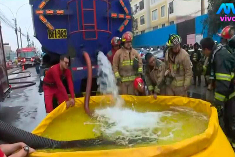 Sedapal envía camiones cisterna para apagar el incendio en la ex Av. Colonial