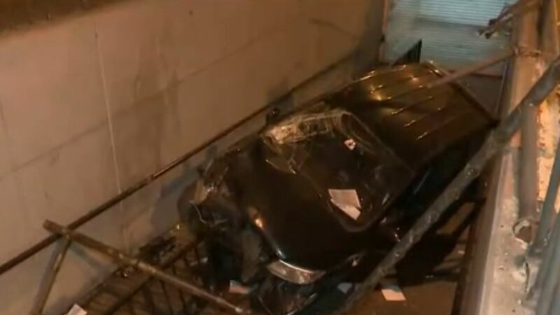 Camioneta negra volcada en el acceso peatonal de la estación central del Metropolitano tras el accidente