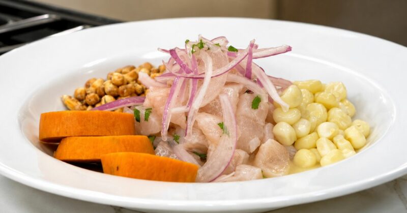 Chef Rodrigo Fernandini prepara ceviche en el set de Así de simple.