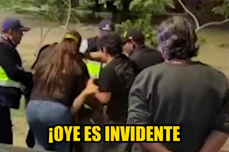 Eric Vidal mostrando su carné de discapacidad durante su denuncia de agresión policial en Chimbote.