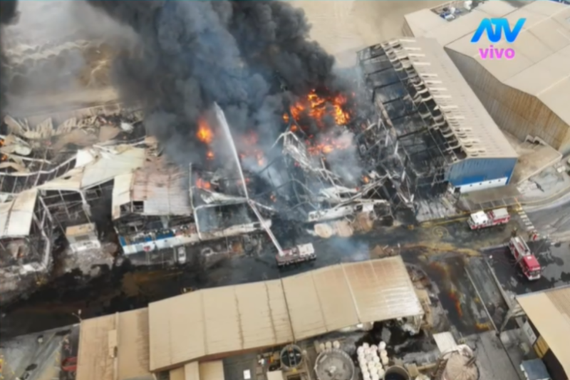 Incendio en Lurín: logran controlar el 70% del fuego