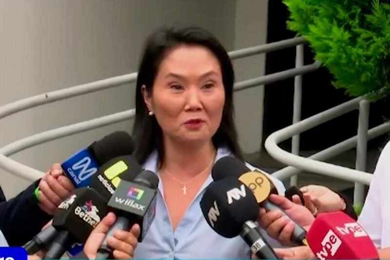 Keiko Fujimori durante conferencia sobre la demora en los resultados electorales y el proceso de transición.