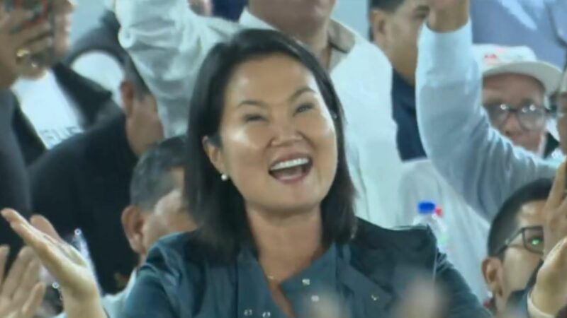Keiko Fujimori durante celebración del Día del Padre en Lima Sur con seguidores de Fuerza Popular