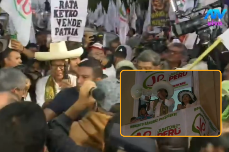 Roberto Sánchez durante balconazo en sede de Juntos por el Perú en el Paseo Colón.