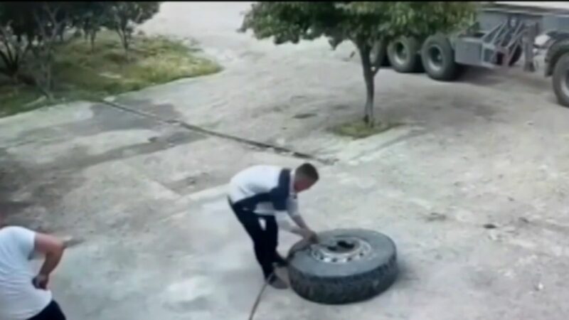 Mecánico es auxiliado por sus compañeros tras ser lanzado por la explosión de una llanta en un taller mecánico