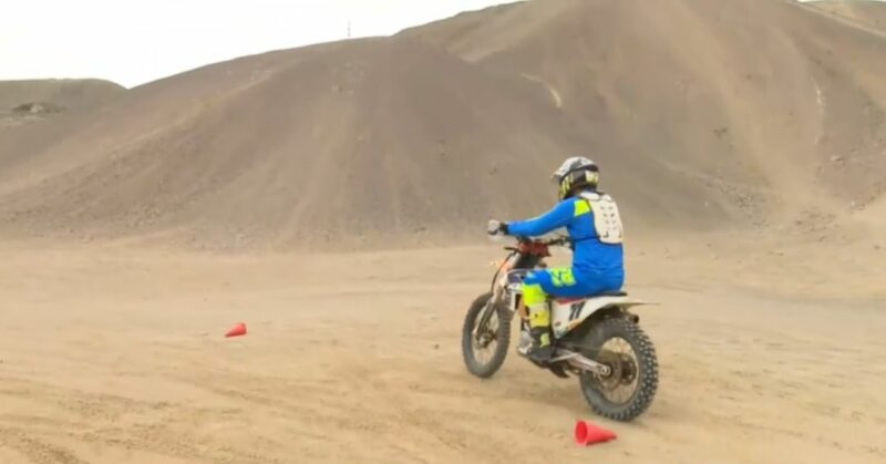 Luis Enrique se subió por primera vez a una moto y sufrió una caída en vivo, pero resultó ileso gracias al equipo de protección.
