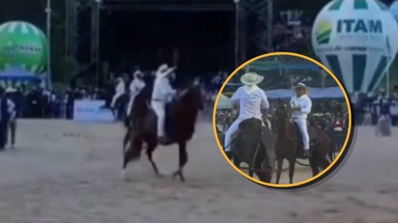 Chalanes montados en caballos de paso durante la pelea a latigazos en el concurso de Cajamarca