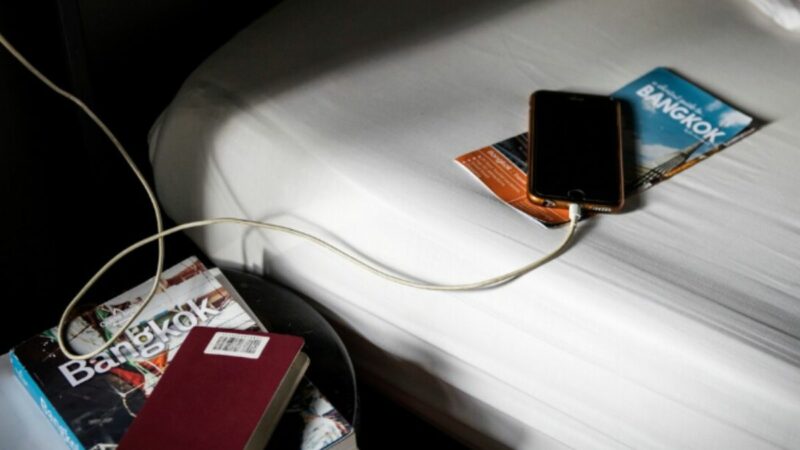 Ingeniero Juan Villanueva explica los peligros de cargar el celular en la cama durante entrevista televisiva