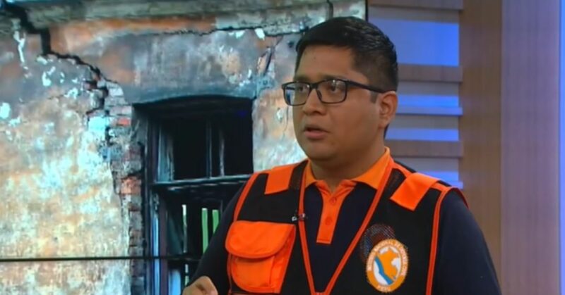 Especialista de INDECI muestra la mochila de emergencia durante entrevista en Así de Simple.