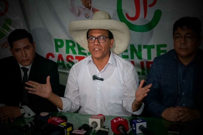 Roberto Sánchez durante conferencia donde cambió su discurso electoral a una postura de confrontación.