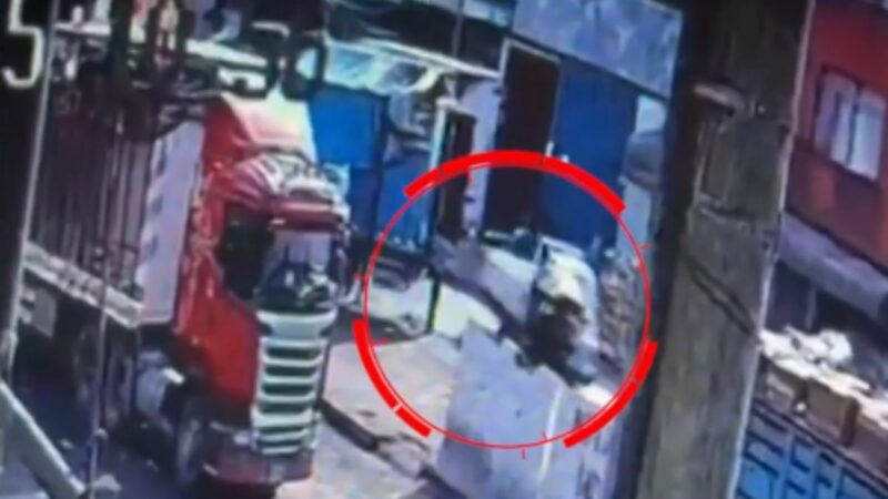Mototaxi derribado por un vehículo en la zona de Yerbateros, La Victoria, tras un robo de celular.