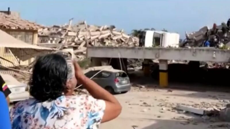 Vecinos reclamando a los saqueadores en La Guaira, Venezuela, tras los terremotos