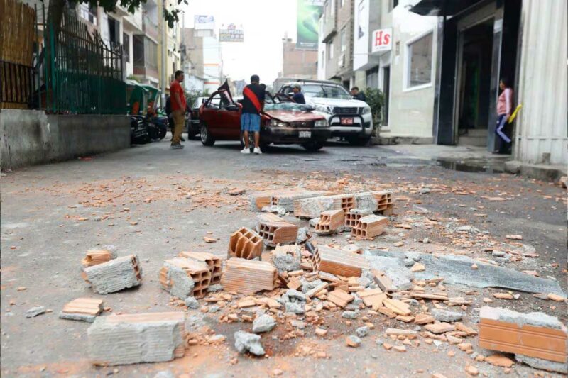 Mapa de zonas rojas en Lima con viviendas informales en laderas y suelos arenosos vulnerables ante un terremoto.