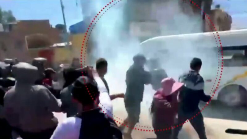 Agentes de la policía durante la intervención en Huancayo que dejó efectivos agredidos y fiscalizadores retenidos