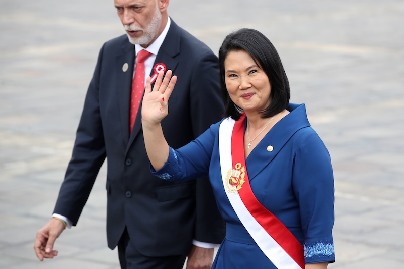 La presidenta de Perú, Keiko Fujimori, saluda a su ingreso al palacio de Gobierno.