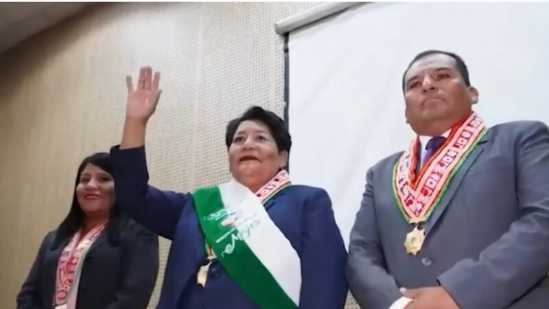 Gladys Condori Huamán, alcaldesa encargada de Majes, durante su discurso de asunción tras recibir credenciales del JNE.