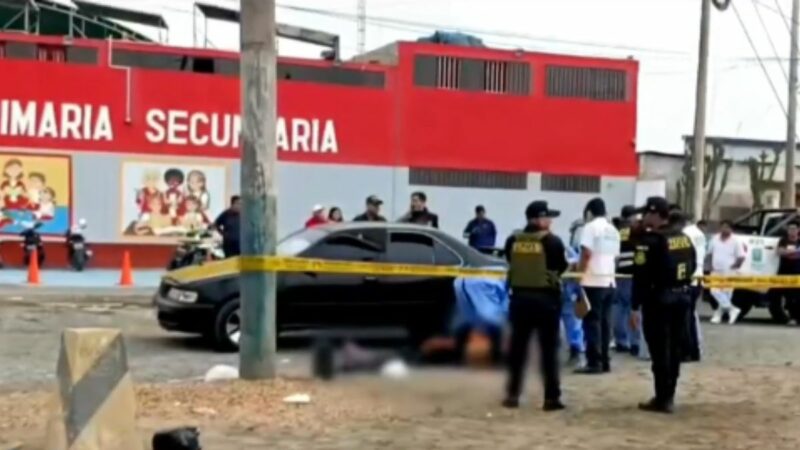 Escena del asesinato a balazos en la puerta de un colegio de Nuevo Chimbote donde cayó la víctima.