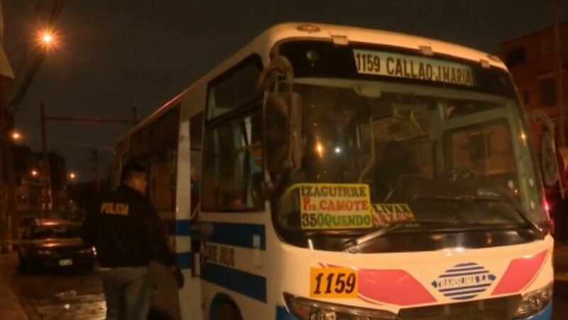 Bus de Translima con ventana impactada por balas en Los Olivos durante ataque armado.