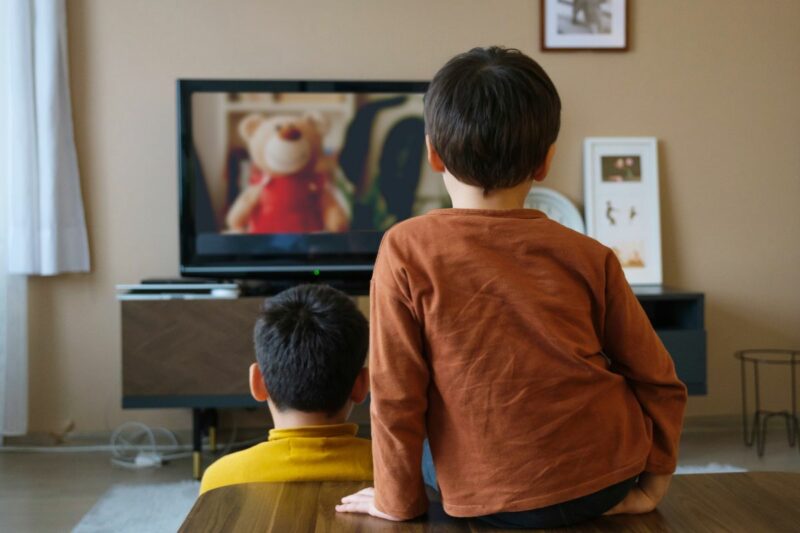El exceso de pantallas puede ser una señal temprana de autismo y TDAH, según estudio