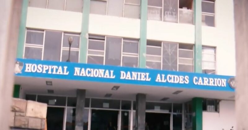 Personal médico y pacientes corren por los pasillos del Hospital Carrión durante la balacera