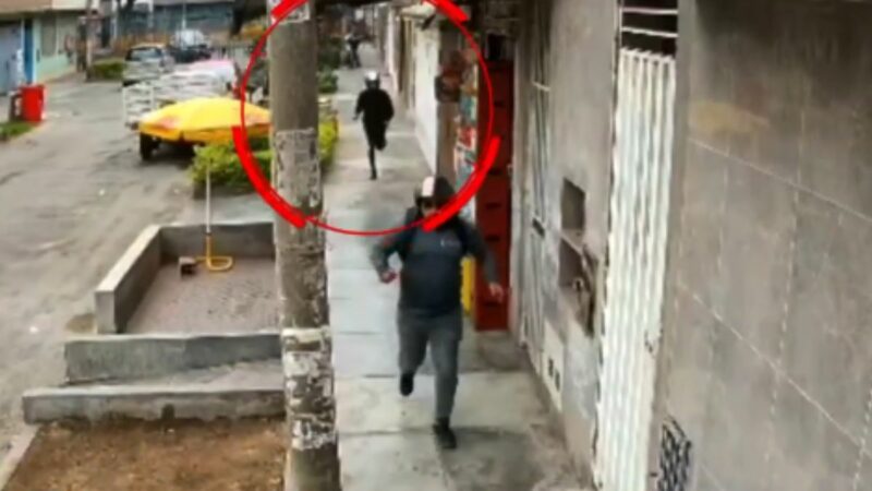 Hombres huyendo tras una balacera en Los Olivos. 