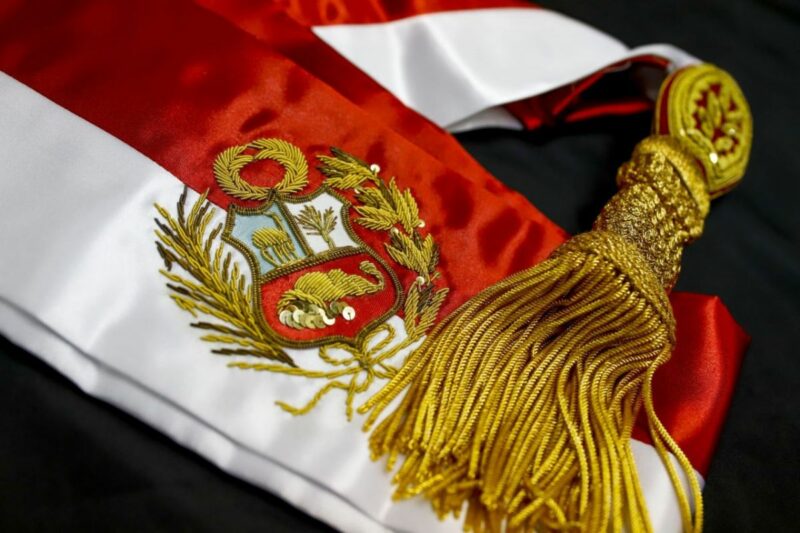 Conoce a la familia que elabora las bandas presidenciales en Perú desde 1948